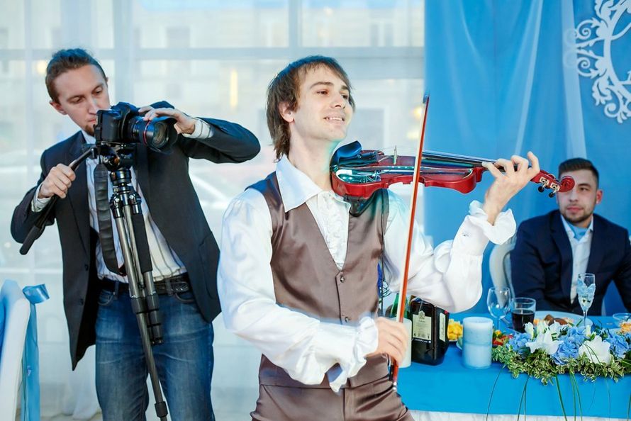 Выступление скрипача на встрече гостей (Welcome) 