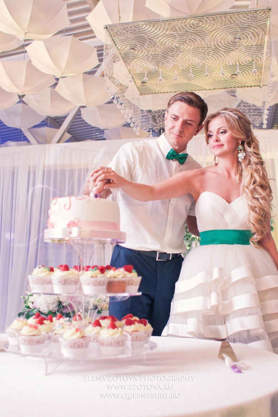 Альтернативный свадебный торт - верхушка торт, внизу - капкейки. - фото 2776435 Berry Group - организация свадеб