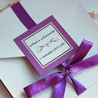 Свадебные пригласительные ручной работы для свадьбы в фиолетовом цвете. Дизайнерский картон, атласная лента. 