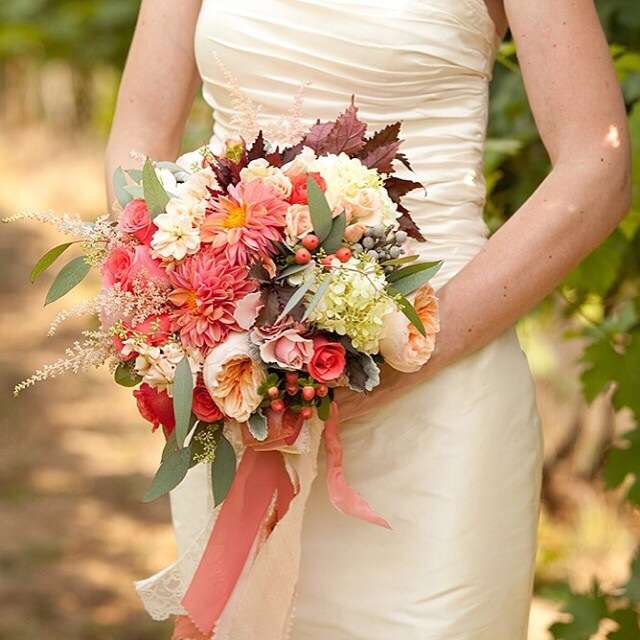 Букет невесты в осенних красках из роз, астр и осенних листьев - фото 2748519 Студия дизайна и декора FlowersRetail