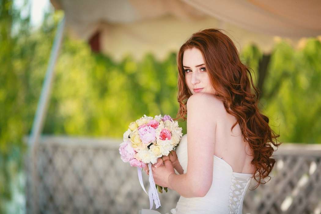 Невеста с прической из распущенных легких локонов, с естественным макияжем - фото 3002855 Оксана Негру - стилист-визажист