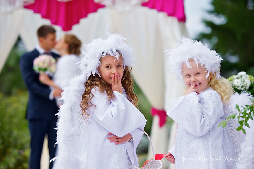 Два ангелочка на выездной церемонии в белых длинных платья с коронами из перьев на волосах, у обоих крылья ангела за спиной - фото 2214250 Бюро Амурных Дел - выездная регистрация брака