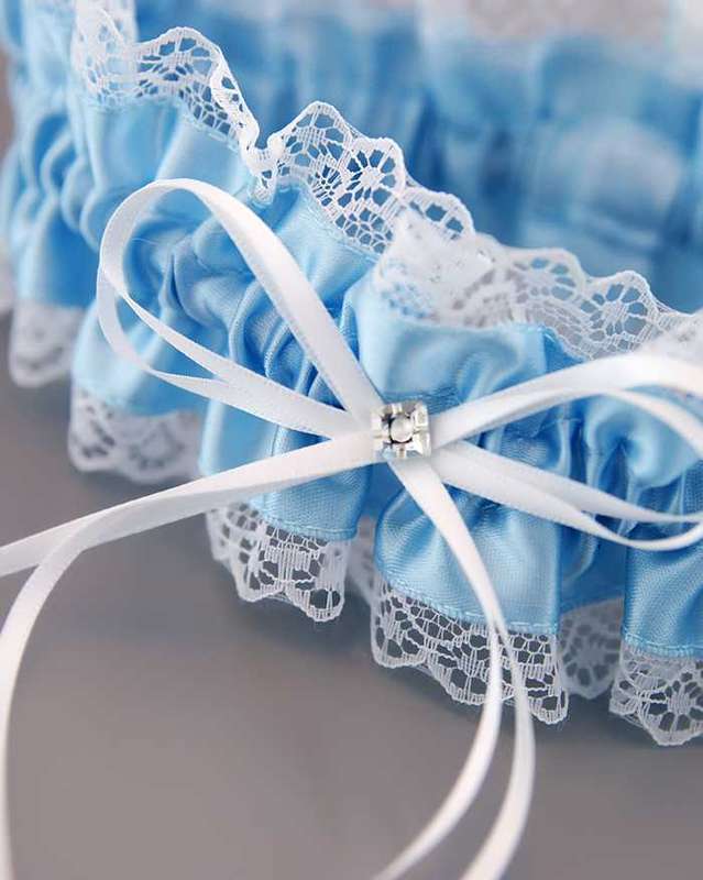 Голубая атласная подвязка с белым тонким кружевом и белым атласным бантом с серебристым стразом - фото 2243954 Невеста01