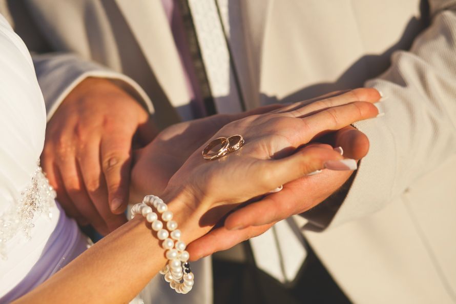 Плоские свадебные кольца из золота с узором и бриллиантовыми вставками, жемчужный браслет для невесты - фото 2279362 Фотограф Василий Шешера