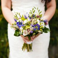 Букет невесты из белых белых альстромерий и голубых фиалок