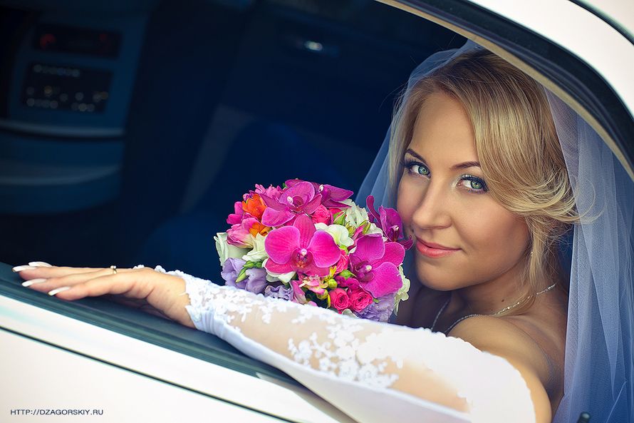 Яркий букет невесты из ярко-розовых орхидей, белых фрезий и сиреневых эустом  - фото 857879 Загорский Дмитрий - фотограф