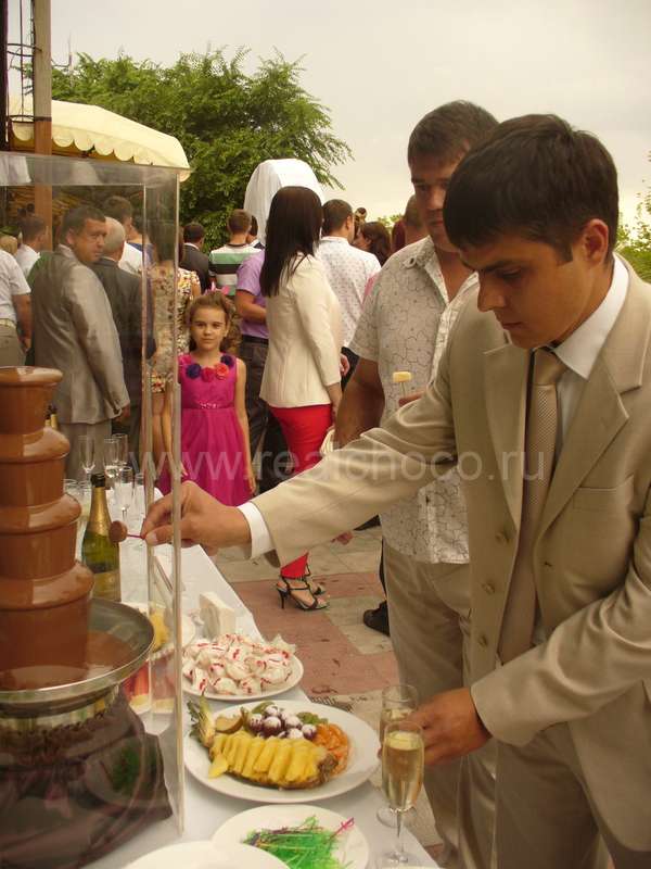 Шоколадный фонтан 60см на свадьбе, стоит на открытой террасе ресторана - фото 2565861 "Вкус жизни" - сладкие подарки на свадьбу