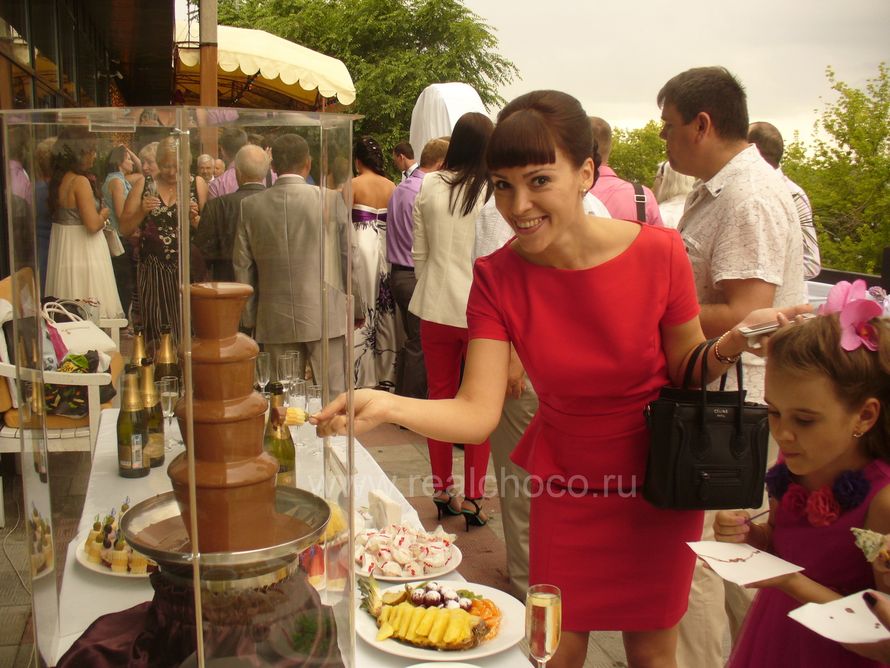 Шоколадный фонтан 60см на свадьбе, стоит на открытой террасе ресторана - фото 2565863 "Вкус жизни" - сладкие подарки на свадьбу