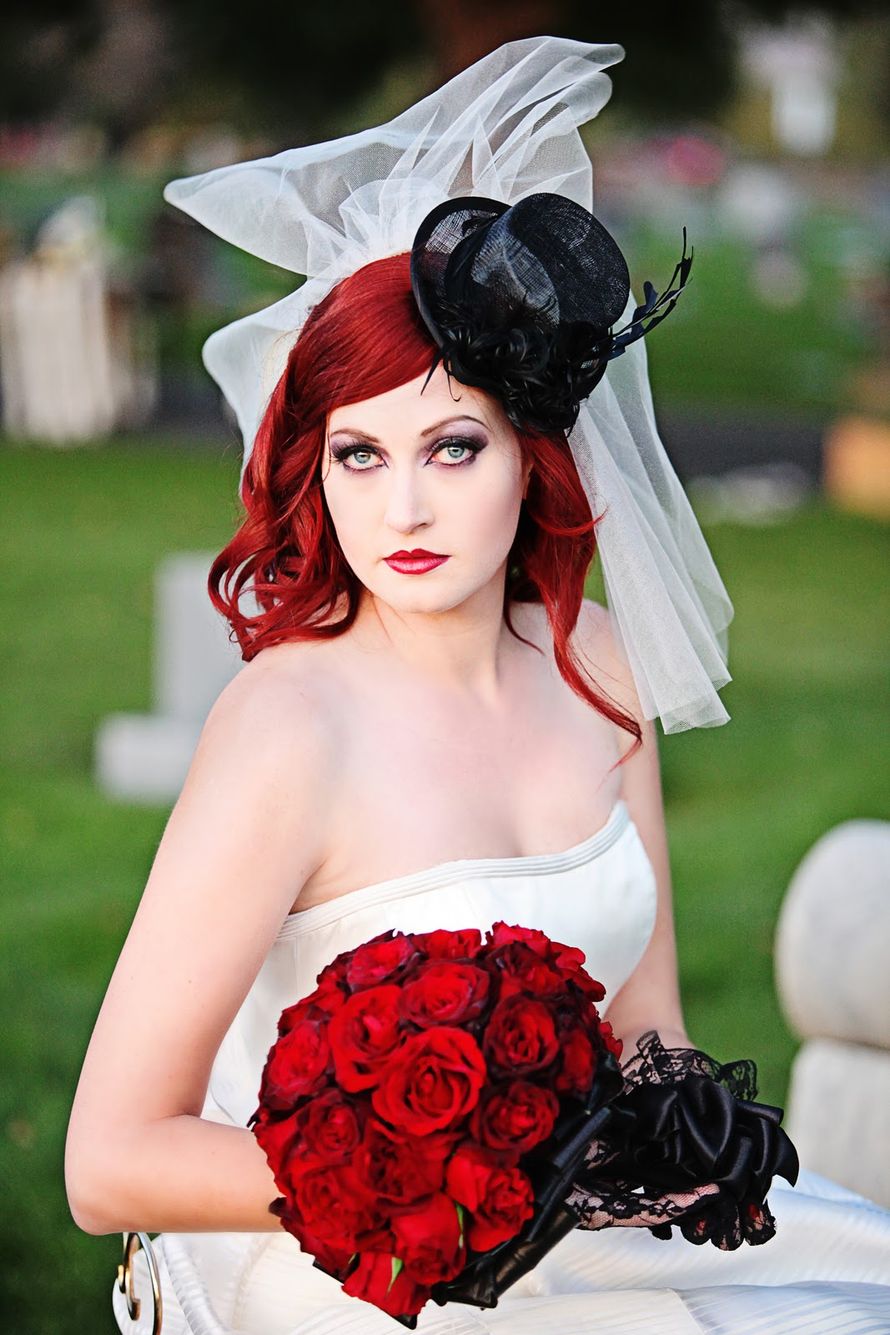Волосы невесты украшает белая фата, закреплённая на чёрной шляпке-цилиндре, декорированной перьями - фото 2491889 Невеста01