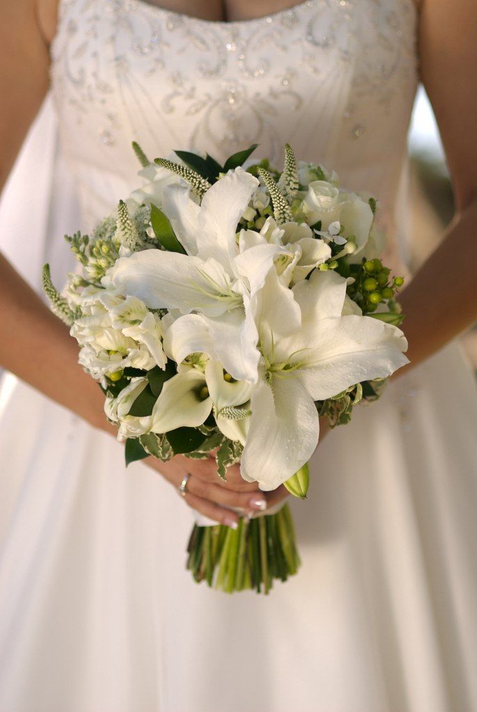 Букет невесты из белых лилий, вероники, калл, зеленого лигуструма и гиперикума   - фото 2718171 catary