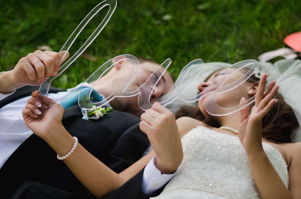 Невеста и жених держат прозрачную табличку-надпись "love" - фото 2439727 Видеограф Ирина Козлова
