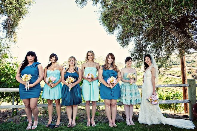 Невеста в длинном со шлейфом белом платье с лифом американкой, фате и подружки в голубых и синих коротких платьях облегающем, с - фото 2585155 Yushka