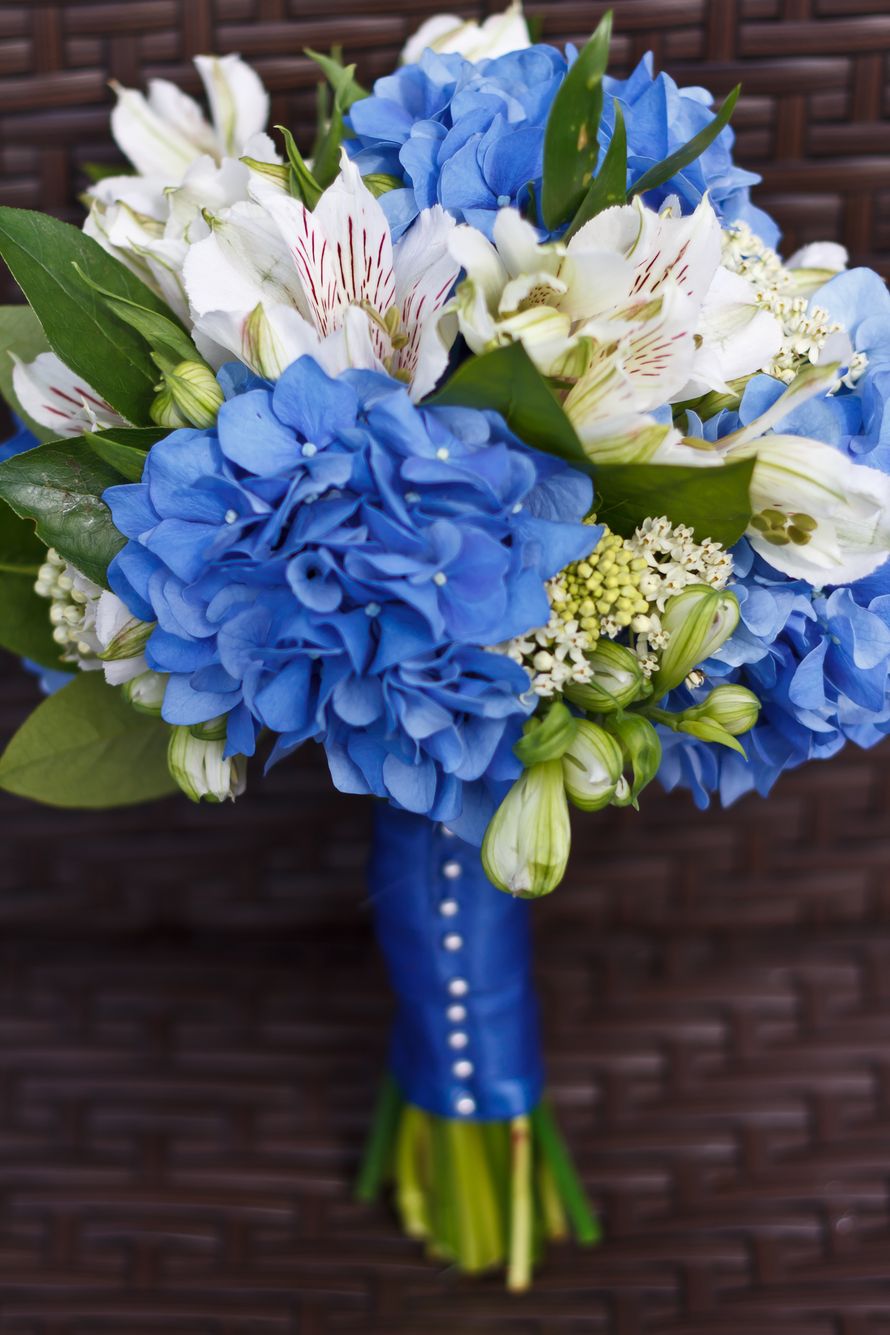Букет невесты из белых альстромерий и голубых гортензий  - фото 2763609 Студия декора «Люби и цвети»