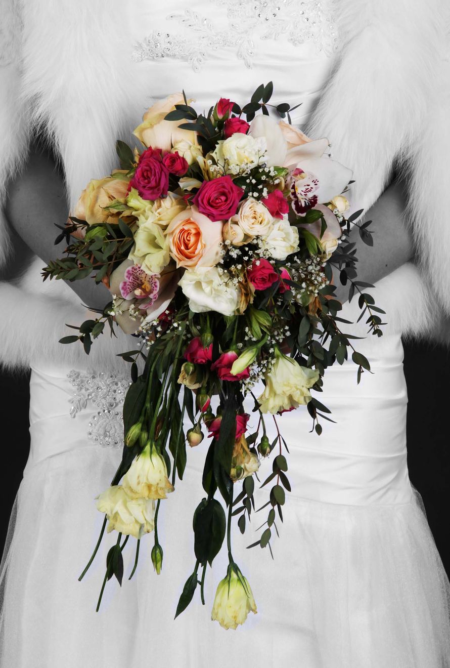 Каскадный букет невесты из розовых и красных роз, белых эустом, розово-белых орхидей и зелени  - фото 2479893 Фотограф Касаткин Алексей