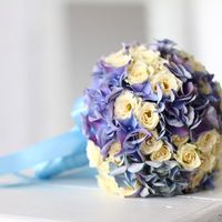 Букет невесты из сиреневых гортензий и желтых роз