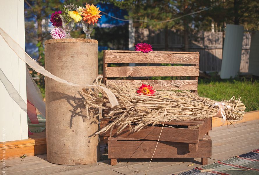 Снопы пшеницы на деревянной лавке, рядом коричневая бочка с букетом цветов - фото 3309839 Агентство романтических событий "Nicole"