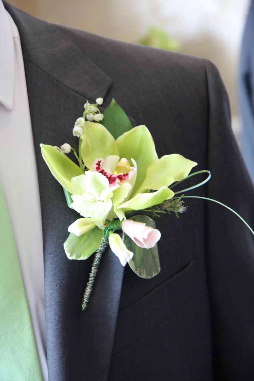 Бутоньерка из зеленой орхидеи, белых ландышей, белой фрезии, ветки розмарина, зеленых листьев лигуструма и котинуса, завязанная - фото 2497557 "Цветы-шары-доставка" - флористика