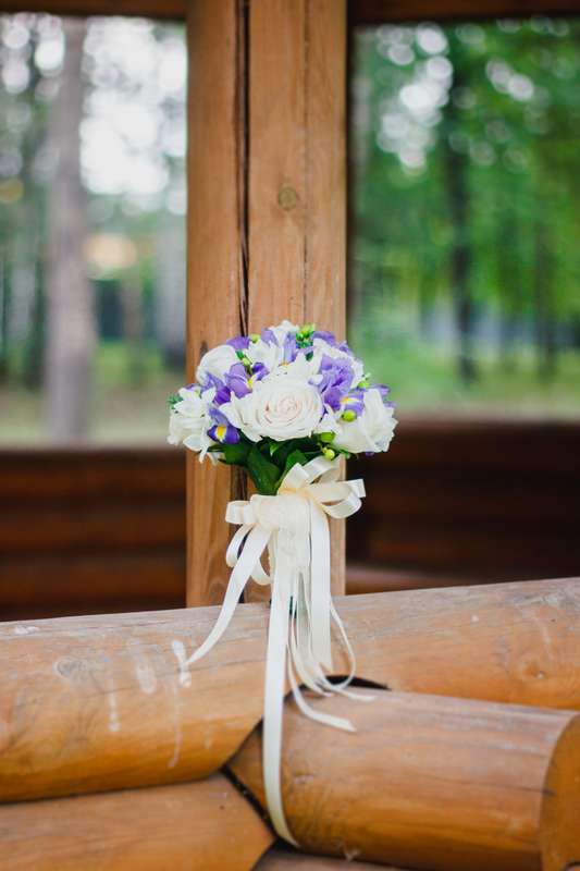 Букет невесты из синих ирисов, белых роз и фрезий, завязанный белой лентой  - фото 3612681 Свадебный фотограф Юлия Вострикова