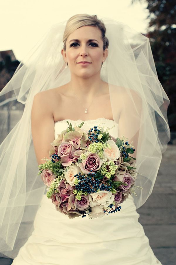 Букет невесты из нежно-персиковых и сиреневых роз, сиреневых гортензий, белой сирени и темно-синих ягод вибурнума  - фото 2567131 Невеста01