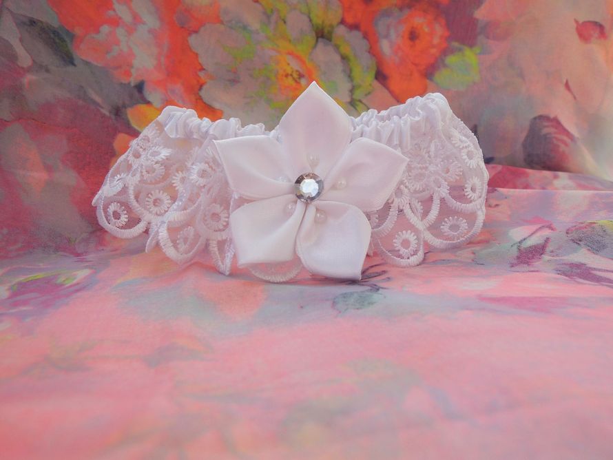 Белая кружевная подвязка невесты с атласным цветком ручной работы - фото 2549147 Свадебные подвязки Miu