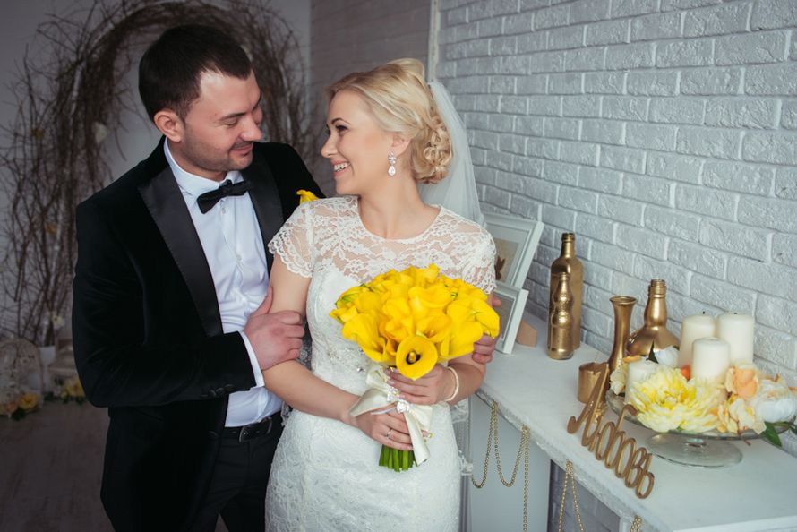 Букет невесты из желтых калл, завязанный белой лентой на бант  - фото 2550441 Фотограф Юлия Трегулова