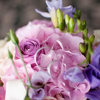 Букет невесты из розовых гортензий, фиолетовых фрезий и белых эустом на свадьбе Насти и Ильи