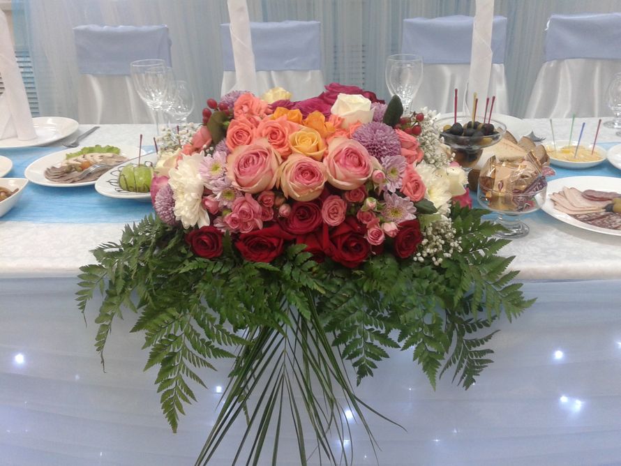 Композиции на стол молодых и на столы гостей из живых цветов
