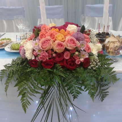 Композиции на стол молодых и на столы гостей из живых цветов