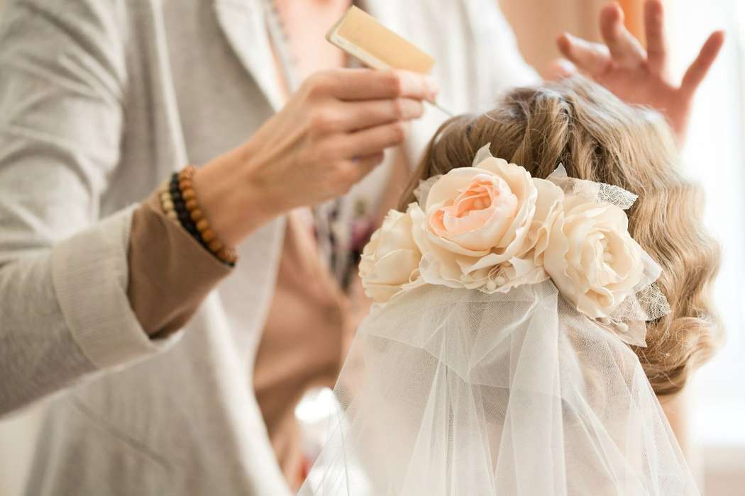Причёску невесты украсила фата и веточка ручной работы с атласными персиковыми розами - фото 2663261 Заморская
