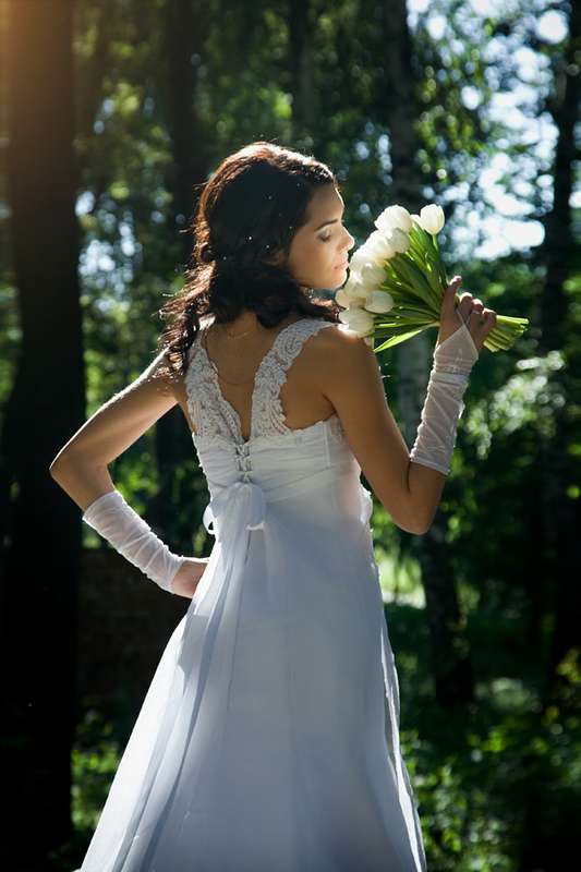 Невеста в прямом белом платье в греческом стиле с лифом с драпировкой, на кружевных бретелях с V-вырезом - фото 1312693 Татьяна Бородина фотограф