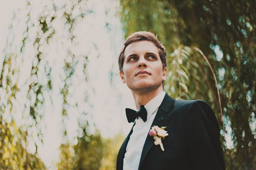 Классический черный пиджак с белой рубашкой и черной галстук-бабочкой  - фото 2623081 A2 Wedding Photo - фотосъёмка