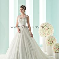 очень нежное и воздушное платье, выполненное из французского кружева, очень красиво оформленная спинка и пышных шлейф подчеркивают красоту невесты. Цена 24 900 руб