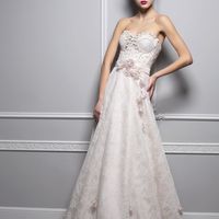 Оригинальное свадебное платье выполнено из французского кружева, нежно розового цвета. цена 21 000 руб