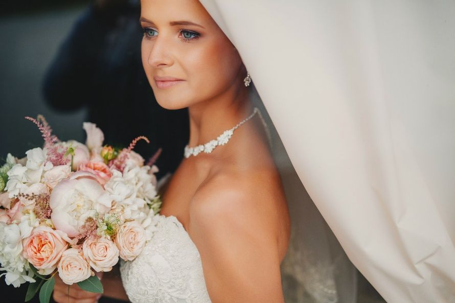 Нежный образ невесты дополнен букетом с пионовидными розами и пионами - фото 10818506 Студия флористики Nice Flower