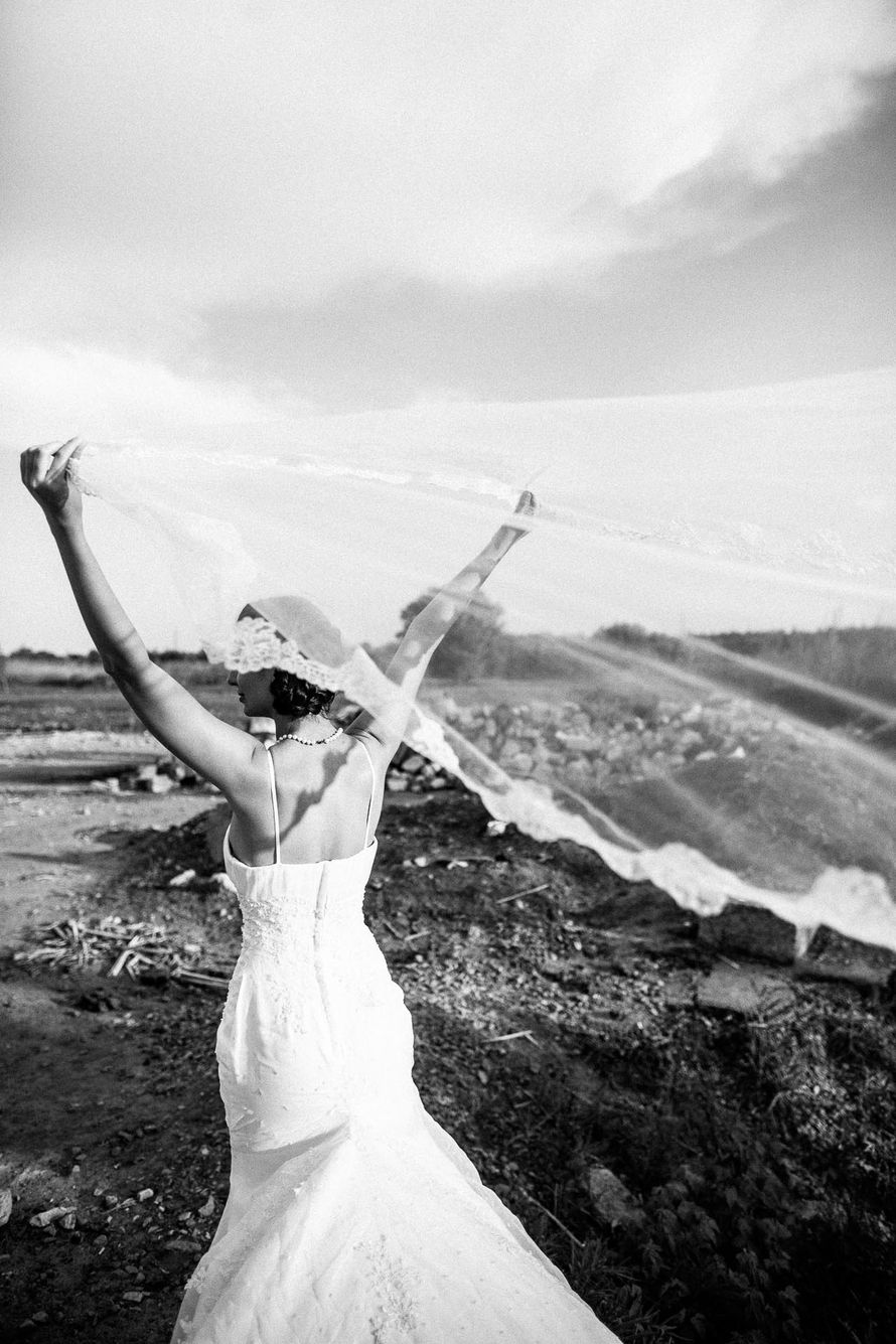 свадебная фотография в Европе, невеста с легкой длинной фатой - фото 2701456 "Фотодуэт Шевцовы" - фотографы