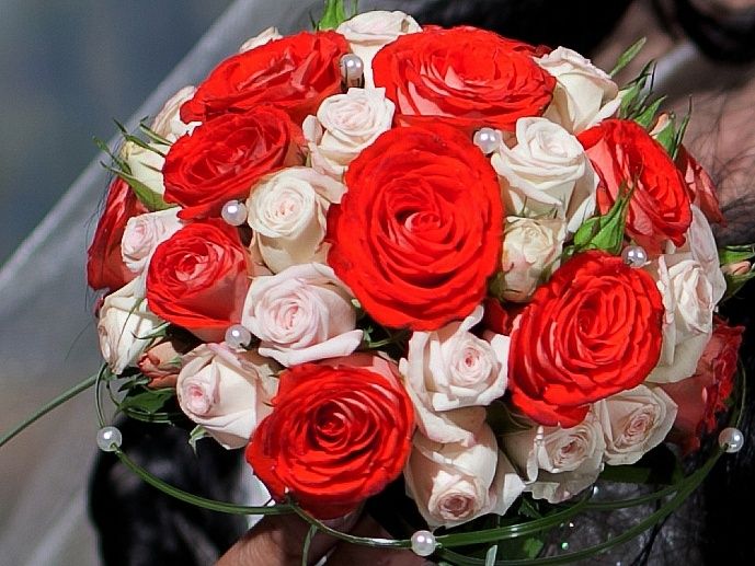 Букет невесты из нежно-розовых и красных роз, зелено берграсса, декорированного белыми бусинами  - фото 2511819 Организация праздников "Арромей"