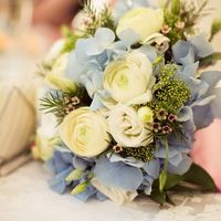 Букет невесты из гортензий, ранункулюсов, эустом, зелени и хамелациума в бело-голубых цветах 