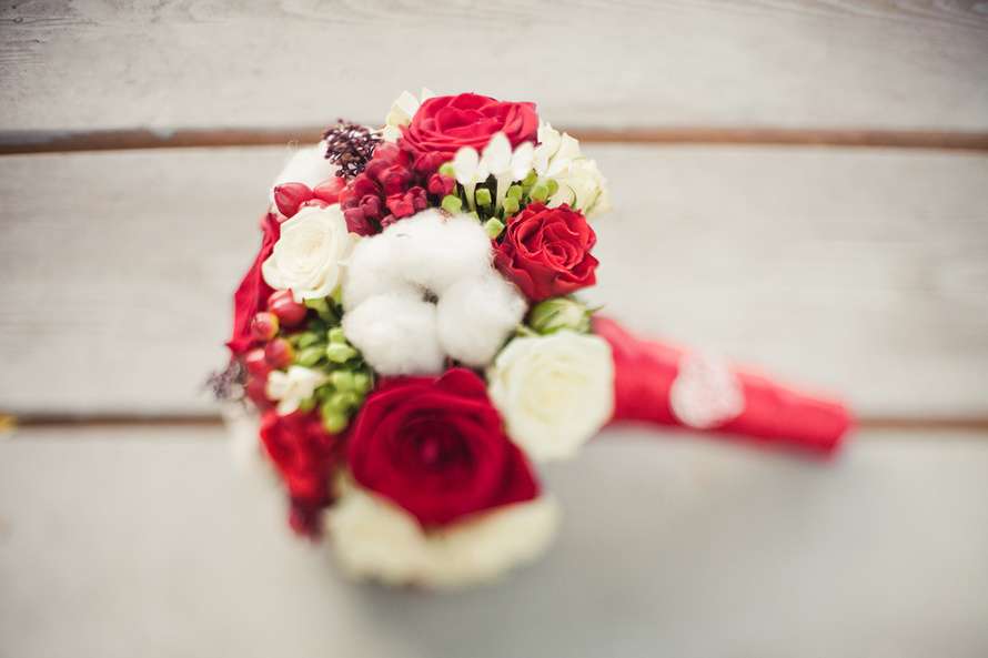 Букет невесты из белого пушистого хлопка, белых фрезий, красного гиперикума, белых и красных роз, декорированный красной лентой  - фото 3094261 Aksiniya_s