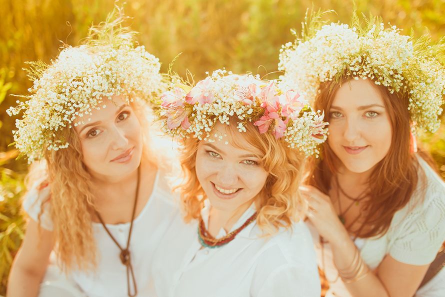 Подружки невесты в солнечный день в нарядах в стиле бохо стоят в поле с веночками из гипсофила на голове - фото 2779343 Студия декора "MY LOVE" 