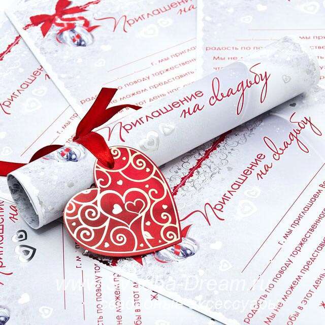 Приглашение на свадьбу, выполненное в цветах соответствующих тематике торжества, в виде свертка с красной лентой - фото 2949357 Maybi