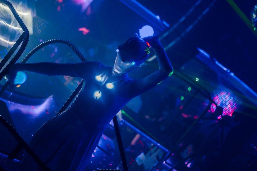 Кристен стюарт the tonight show. Сцена концерт тейлор свифт. Селена гомес в парике. Тейлор свифт на сцене. Шоу балет селебрити.