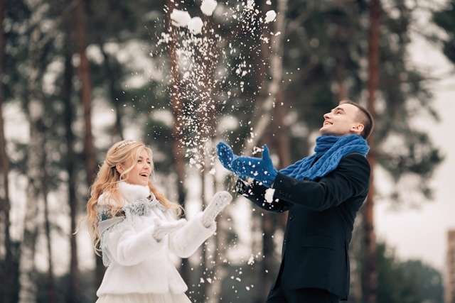 Жених и невеста на фоне деревьев подбрасывают снег - фото 3448597 Свадебное агентство "Booket"