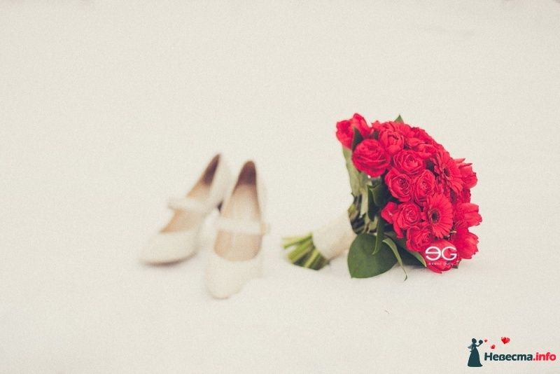 Красный букет невесты из роз и гербер на белом фоне от Эвентр Гуру - фото 422607 Eventguru - свадебное агентство