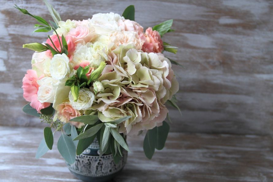 Нежный букет с пионовидными розами и гортензией - фото 2885843 Студия флористики и декора HelloFlowers
