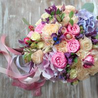 Букет невесты с пионовидными розами, клематисами, гортензией и незабудками в розовых тонах