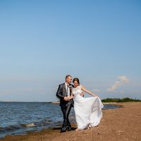 Прогулка молодоженов по берегу