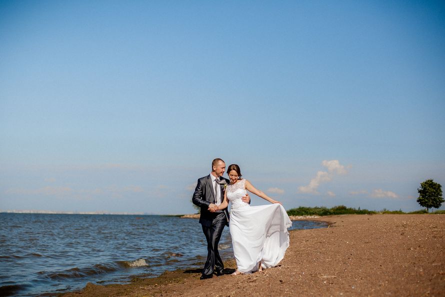 Прогулка молодоженов по берегу - фото 3135281 Фотограф Надежда Юмалова