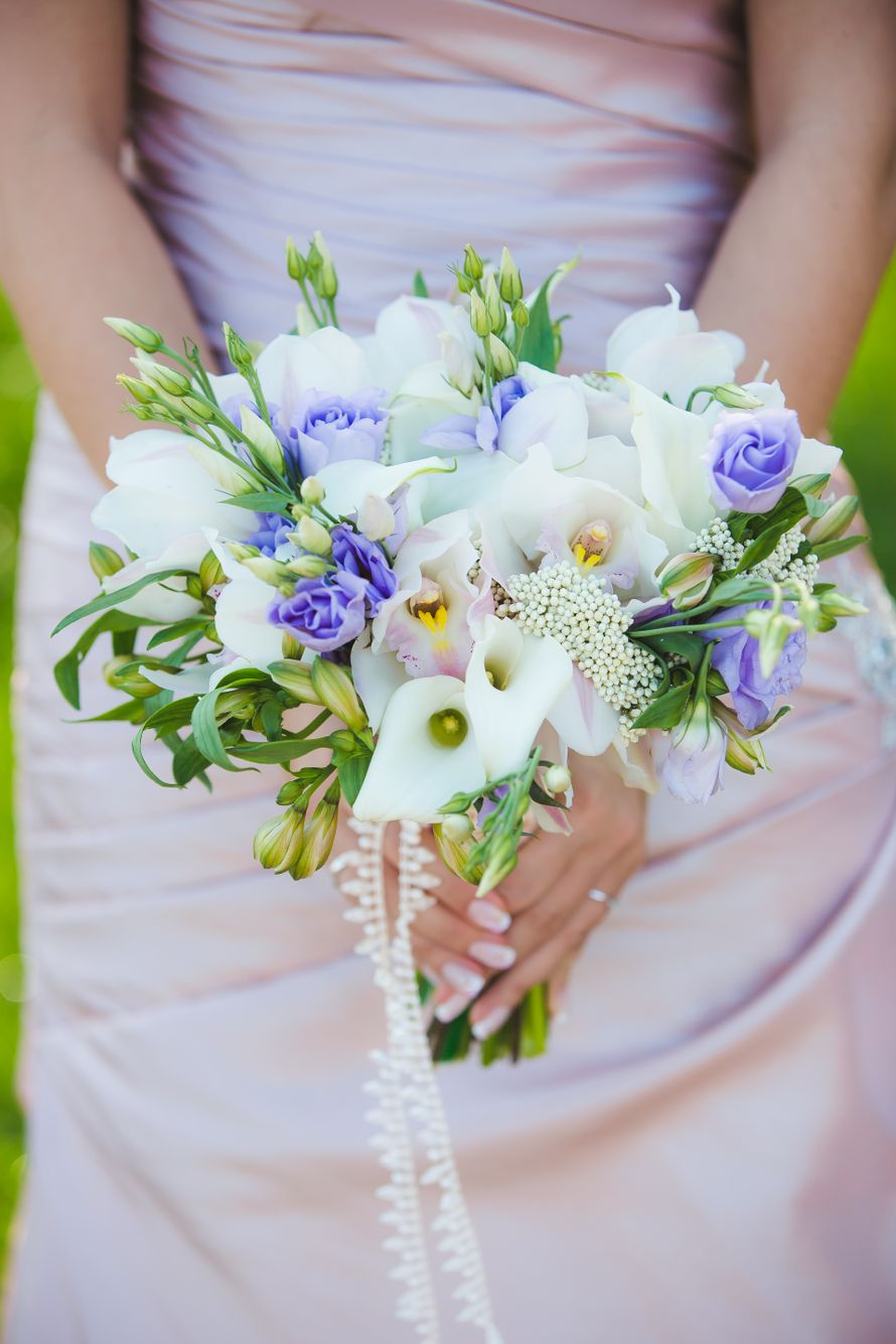Букет невесты из белых калл, розово-белых орхидей, сиреневых эустом и белой аммии, декорированный белой кружевной тесьмой  - фото 3189317 Свадебное агентство "Торт"