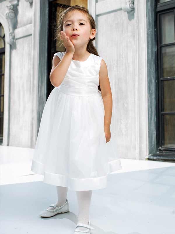 Девочка посылает воздушный поцелуй , стоя у окон старинного здания в белом праздничном платье - фото 1569229 "Светлая чайка" - cвадебный салон