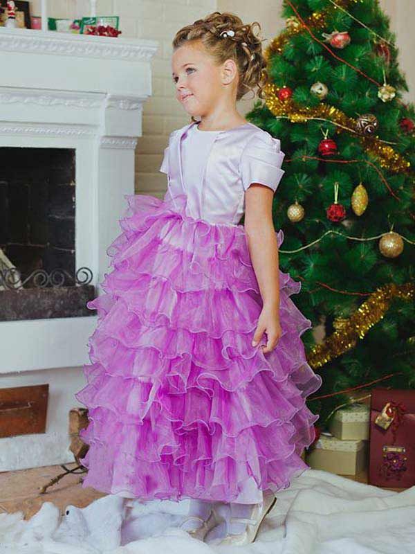 Девочка стоит у новогодней елки с камином в сиреневом пышном платье, украшенное широким атласным поясом - фото 1571787 "Светлая чайка" - cвадебный салон